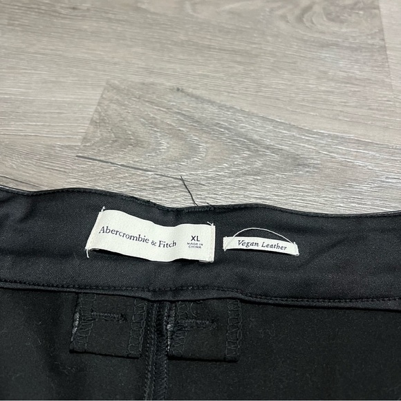 Abercrombie Vegan Leather Shorts Size XL - Picture 4 of 4